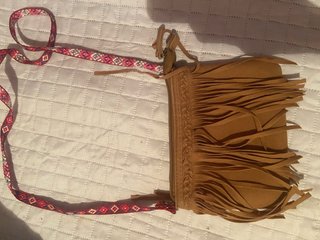 Bolso bandolera flecos y correa étnica