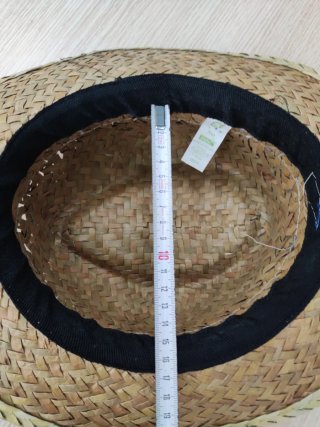 Sombrero de esparto tejido