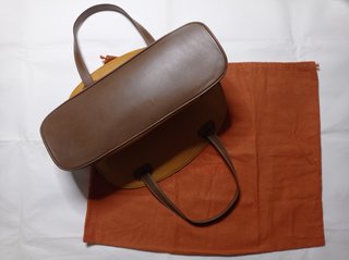 Bolso Loewe en piel mostaza y marrón