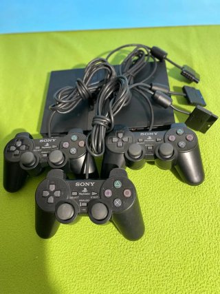 PlayStation 2 con 3 mandos y EyeToy