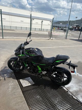 Kawasaki Z650 Negra/Verde URGE VENTA