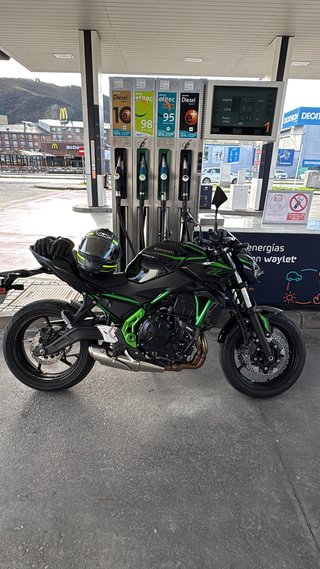 Kawasaki Z650 Negra/Verde URGE VENTA