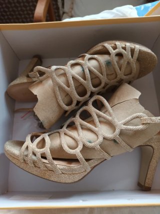 Sandalias mujer tacón 9 cm doradas y beige