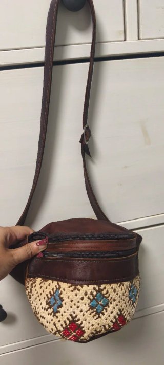 Riñonera de piel con bordado