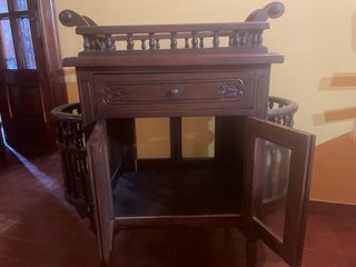 Camarera de madera con puertas de cristal