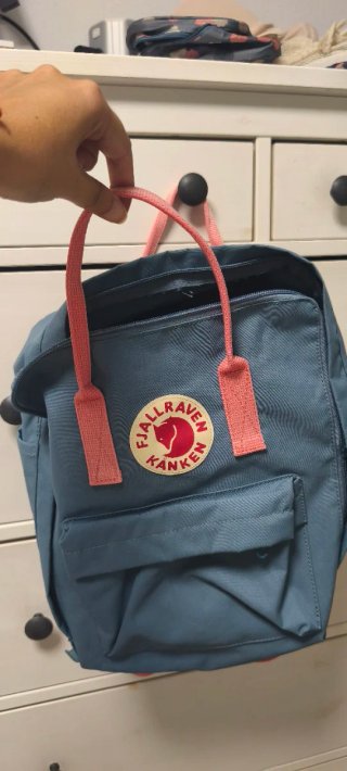 Mochila Fjallraven azul y rosa