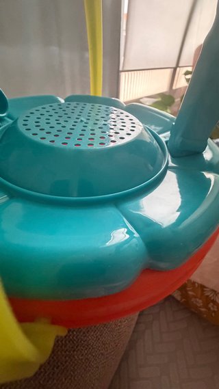 Cubo de playa con pala y rastrillo