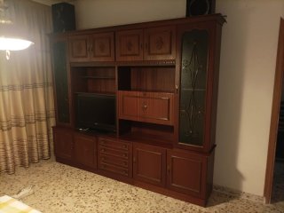 Mueble de salón clásico madera y cristal