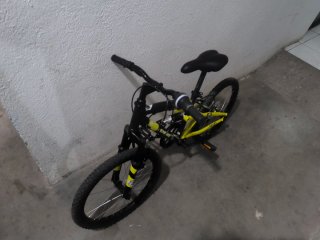 Bicicleta infantil negra y amarilla