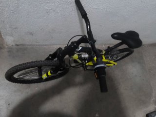 Bicicleta infantil negra y amarilla