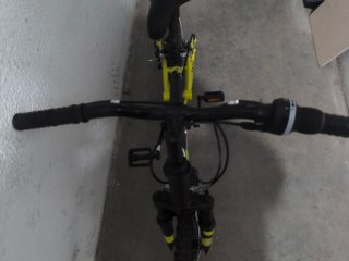 Bicicleta infantil negra y amarilla