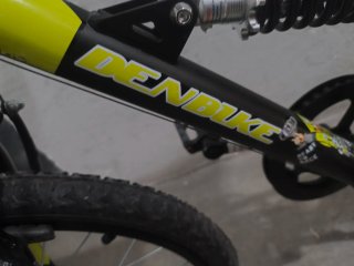 Bicicleta infantil negra y amarilla