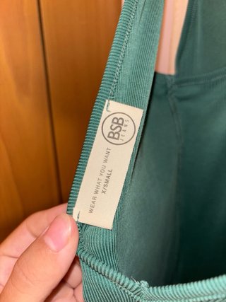 Vestido verde B&B con cinturón tachuelas