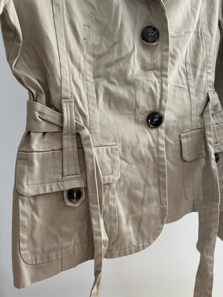 Cazadora beige con cinturón