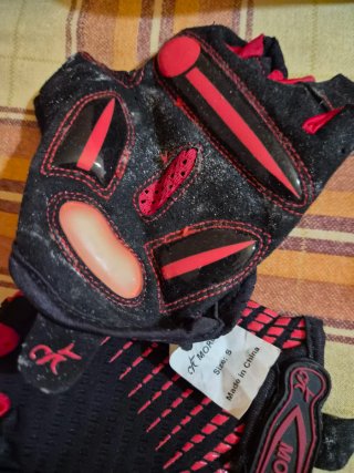 Accesorios para bicicleta: casco, guantes, bomba