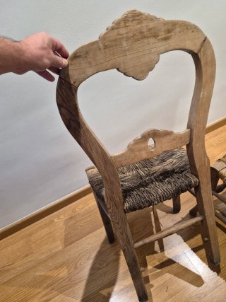Sillas rústicas de madera para restaurar