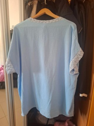 Ropa azul con encaje blanco