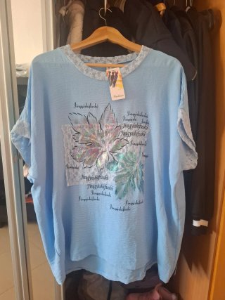 Ropa azul con encaje blanco