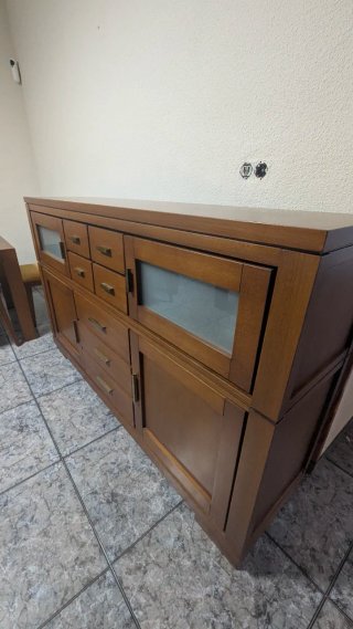 Cómoda de salón de madera y cristal