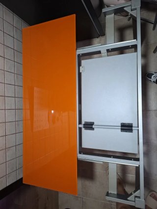 Mesa de comedor cristal naranja y metal gris