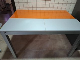 Mesa de comedor cristal naranja y metal gris