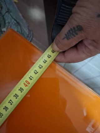 Mesa de comedor cristal naranja y metal gris
