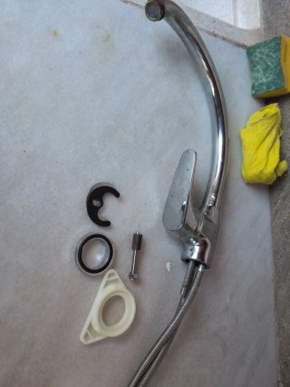 Grifo de cocina metálico y plástico