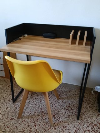 Escritorio Sklum Madera y Metal Negro con silla.