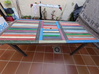 Mesa de madera exterior multicolor