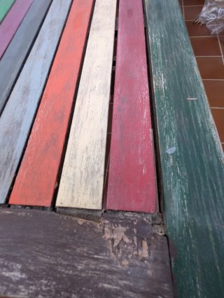 Mesa de madera exterior multicolor