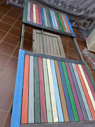 Mesa de madera exterior multicolor
