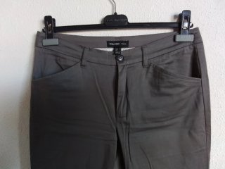 Pantalón "Mango" gris, versátil, cómodo, bueno.