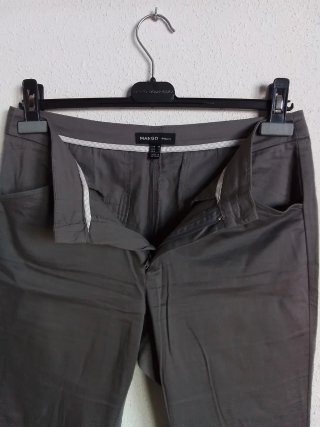 Pantalón "Mango" gris, versátil, cómodo, bueno.