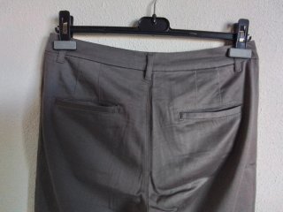 Pantalón "Mango" gris, versátil, cómodo, bueno.