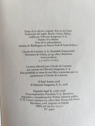 Un hombre en la oscuridad