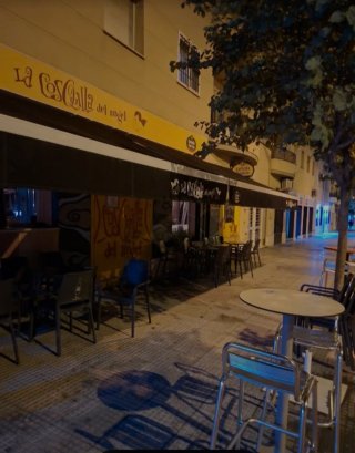 Se alquila Bar con Cocina