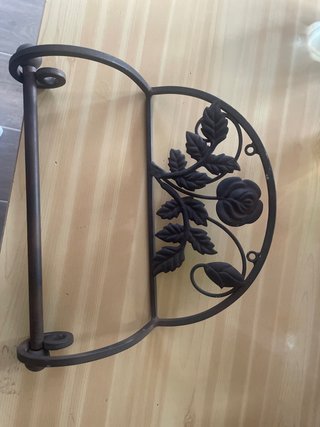 Porta rollos de metal con diseño de rosas