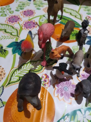 Lote de figuras de animales Hay 30 muñecos