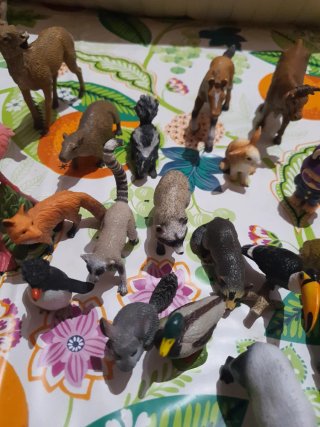 Lote de figuras de animales Hay 30 muñecos