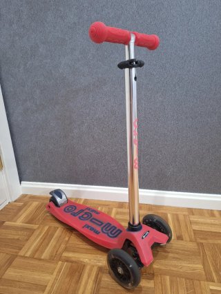 Patinete Micro Maxi Deluxe Glow LED Rojo