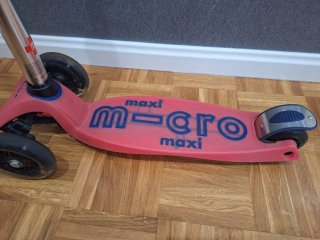 Patinete Micro Maxi Deluxe Glow LED Rojo