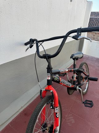 Bicicleta BMX Bomber Negra y Roja