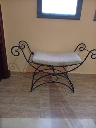 Banqueta de forja con cojín beige