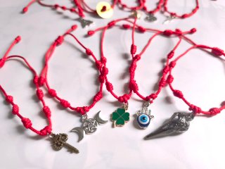 Pulsera roja de 7 nudos+dijes de metal