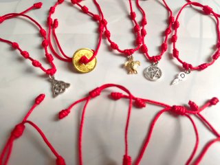 Pulsera roja de 7 nudos+dijes de metal