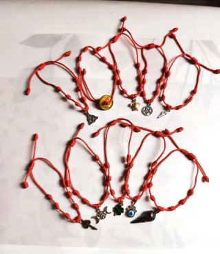 Pulsera roja de 7 nudos+dijes de metal