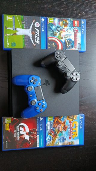 Consola PS4 + 4 Juegos + 2 Mandos