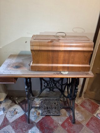 Máquina de coser antigua de mesa