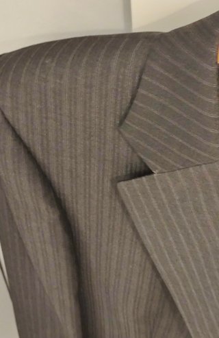 Traje negro con rayas de caballero