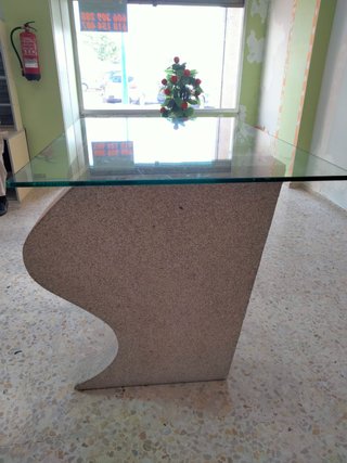 Mesa mostrador de piedra y cristal